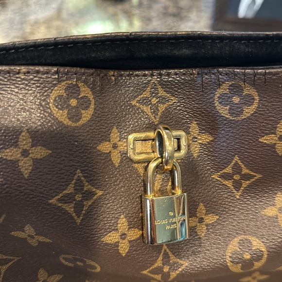 Beautiful Louis Vuitton Gaia. - Picture 10 of 13